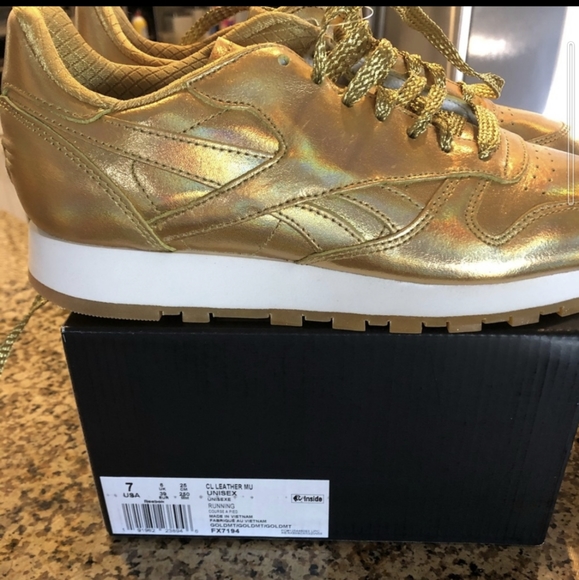 Rare wonder woman 1984 limited edition gold hologram Reebok's Men's 7/Wmn's 8.5 - Picture 3 of 6